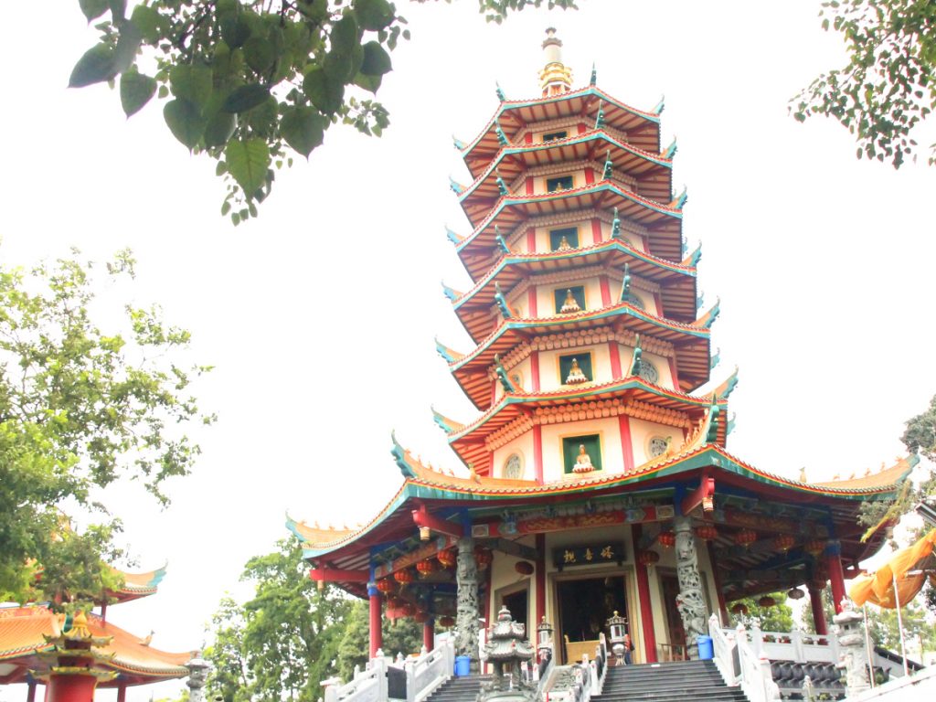 Siap-Siap Terpesona oleh Vihara Pagoda Avalokitesvara Watu Gong di Semarang!