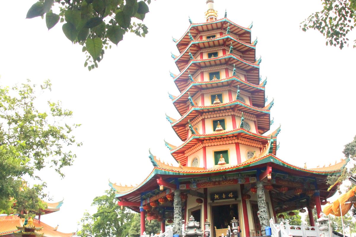 Siap-Siap Terpesona oleh Vihara Pagoda Avalokitesvara Watu Gong di Semarang!